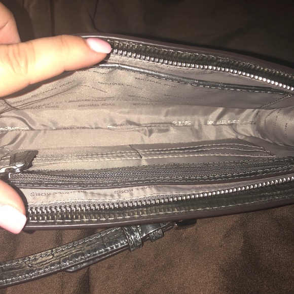 Michael Kors Jet Set Large Leather Crossbody - Picture 3 of 8